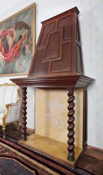 Starožitná krbová obestavba z dubu Starožitná krbová obestavba z dubu