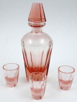 Art deco karafa z rosalinového skla se skleničkami Art deco karafa z rosalinového skla se skleničkami