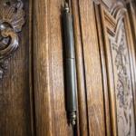 Zámecká dubová skříň z 19. století Zámecká dubová skříň z 19. století