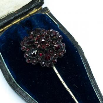 GRANÁTOVÁ JEHLICE DO KRAVATY GRANÁTOVÁ JEHLICE DO KRAVATY