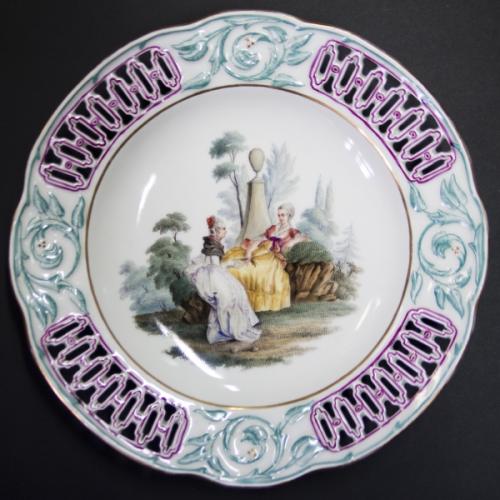 Porcelánový talíř s prolamováním a ruční malbou Porcelánový talíř s prolamováním a ruční malbou