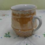 Béžový porcelánový hrnek s květinami Béžový porcelánový hrnek s květinami