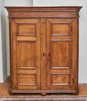 Starožitná dubová šatní skříň z 19. století Starožitná dubová šatní skříň z 19. století
