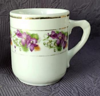 Hrnek - květinový motiv - fialky Hrnek - květinový motiv - fialky