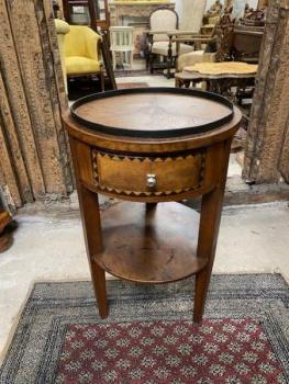 Kulatý stolek se zásuvkou  Kulatý stolek se zásuvkou