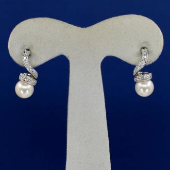 Bílozlaté náušnice s brilianty a perlami Bílozlaté náušnice s brilianty a perlami