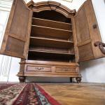 Zámecká dubová skříň z 19. století Zámecká dubová skříň z 19. století