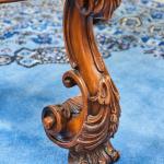 Konferenční stolek vyřezávaný v barokním stylu Konferenční stolek vyřezávaný v barokním stylu