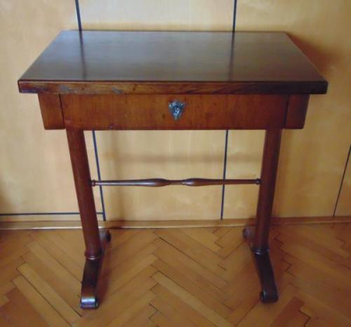 Stolek malý Biedermeier Stolek malý Biedermeier