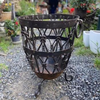 Kovový koš na dřevo-ohniště  Kovový koš na dřevo-ohniště