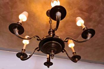 Šestiramenný bronzový lustr v empírovém stylu Šestiramenný bronzový lustr v empírovém stylu