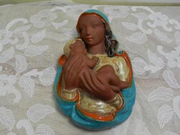 Reliéf, Marie s Ježíškem, Madona  - Keramo, Znojmo Reliéf, Marie s Ježíškem, Madona  - Keramo, Znojmo