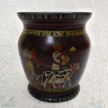 Hnědá váza s antickými motivy Hnědá váza s antickými motivy