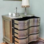 Designová komoda se stříbrným povrchem Designová komoda se stříbrným povrchem