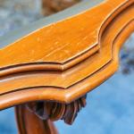 Konferenční stolek vyřezávaný v barokním stylu Konferenční stolek vyřezávaný v barokním stylu