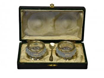 Souprava z opálového skla v originální kazetě Souprava z opálového skla v originální kazetě