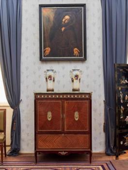 Televizní skříň s mramorovou deskou  Televizní skříň s mramorovou deskou