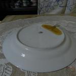 Zlacený kobaltový talíř s květinami Zlacený kobaltový talíř s květinami