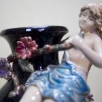 Detail starožitné majolikové vázy Detail starožitné majolikové vázy