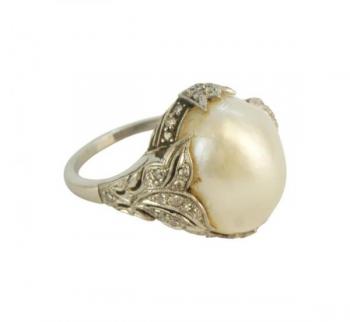 Platinový prsten s brilianty a půlperlou Platinový prsten s brilianty a půlperlou