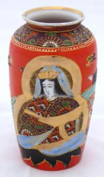 Malá červená vázička s postavami a drakem Malá červená vázička s postavami a drakem