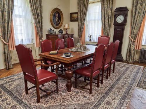 Velký rozkládací jídelní stůl z masivního dubu Velký rozkládací jídelní stůl z masivního dubu