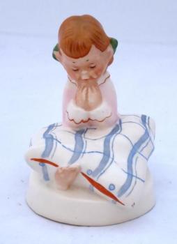 Holčička v noční košilce a polštářem - Royal Dux Holčička v noční košilce a polštářem - Royal Dux