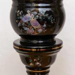 Porcelánový květináč na podstavci s dekorem pávů Porcelánový květináč na podstavci s dekorem pávů