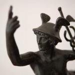 Bronzová socha Merkura na mramorovém podstavci Bronzová socha Merkura na mramorovém podstavci