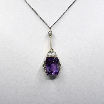 Bílozlatý art deco přívěsek s ametystem a briliant Bílozlatý art deco přívěsek s ametystem a briliant