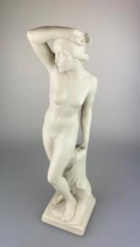 Porcelánová soška dívky Porcelánová soška dívky