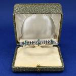 Bílozlatý náramek s brilianty a smaragdy, 1960 Bílozlatý náramek s brilianty a smaragdy, 1960