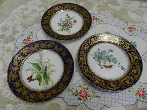 Tři talíře s květinami a motýly Tři talíře s květinami a motýly