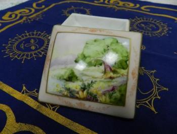 Porcelánová Dóza s motivem krajiny Porcelánová Dóza s motivem krajiny