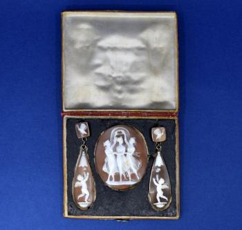 Zlaté náušnice a brož s kamejemi Zlaté náušnice a brož s kamejemi