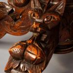 Starožitný lovecký stůl s řezbami kulatý Starožitný lovecký stůl s řezbami kulatý