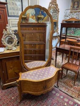 Intarzovaná toaletka sezrcadlem Intarzovaná toaletka sezrcadlem