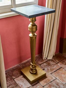 Podstavec s mramorovou deskou Podstavec s mramorovou deskou