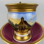 Šálek s podšálkem zdobený romantickým motivem Šálek s podšálkem zdobený romantickým motivem