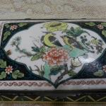 Čínská porcelánová dóza s pantem Čínská porcelánová dóza s pantem