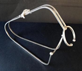 Stříbrný pružný držák na láhev vína Stříbrný pružný držák na láhev vína