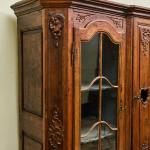 Vyřezávaná lutyšská dubová knihovna z 19. století  Vyřezávaná lutyšská dubová knihovna z 19. století