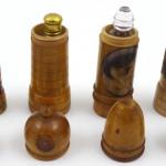 Skleněné flakony na parfém v dřevěných pouzdrech Skleněné flakony na parfém v dřevěných pouzdrech