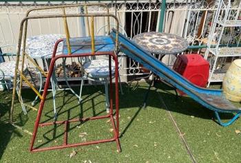 Stará dětská kovová klouzačka  Stará dětská kovová klouzačka
