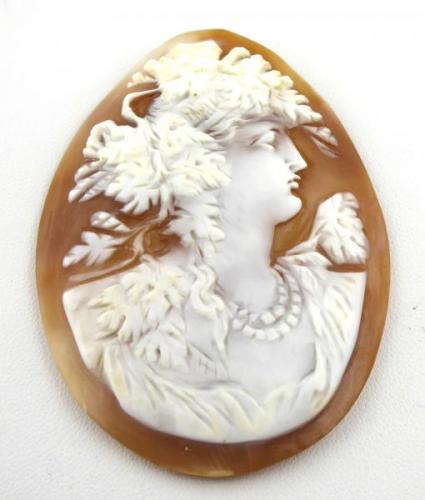 Velká kamej se secesním portrétem dívky Velká kamej se secesním portrétem dívky