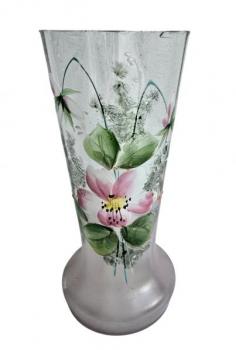 Skleněná vázička s květem šípkové růže Skleněná vázička s květem šípkové růže