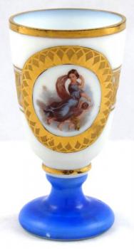 Sklenička z mléčného skla a medailonem Sklenička z mléčného skla a medailonem