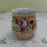 Béžový porcelánový hrnek s květinami Béžový porcelánový hrnek s květinami