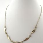 Stříbrný náhrdelník s lístky a kamínky Stříbrný náhrdelník s lístky a kamínky