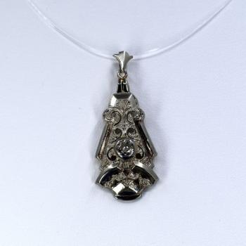 Bílozlatý přívěsek s briliantem ve stylu art deco Bílozlatý přívěsek s briliantem ve stylu art deco